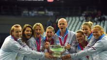 Tim Piala Fed Republik Ceska berfoto bersama trofi Piala Fed 2015 yang dimenangi setelah mengalahkan Rusia 3-2 (AFP Photo/Michal Cizek)