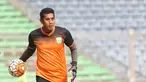 Kapten sekaligus kiper Persela Lamongan, Choirul Huda, meninggal dunia pada Minggu (15/10/2017) pukul 17.15 WIB. (Bola.com/Nicklas Hanoatubun)