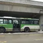 Pengemudi bersantai didalam bus PPD 43 jurusan tanjung priok cililitan yang sedang mogok di Jakarta, senin, (15/2). Dari data Dishubtrans, beberapa trayek bus besar yang dihapus adalah PPD 41A (Kampung Rambutan-Dr Sutomo). (Liputan6.com/Gempur M Surya)