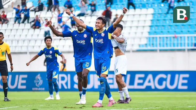 Bek Arema FC, Hansamu Yama, mencetak gol ke gawang Persijap Jepara.
