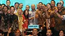 Ketua Umum HIPMI Jaya, Afifuddin Suhaeli Kalla (tengah) foto bersama dengan pengurus pada perayaan HUT HIMPI Jaya ke - 45 di Jakarta, Selasa (30/4/2019). Perayaan yang dihadiri pengusaha dan tokoh senior HIPMI mengusung tema Rumah Kita Jaya. (Liputan6.com/HO/Dodi)