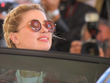 Aktris AS Amber Heard masuk ke dalam mobil saat tiba untuk menghadiri malam pembukaan Festival Film Cannes ke-72 di Prancis (13/5/2019). Mantan istri Johnny Depp ini tampil gaya dengan kaos putih, skinny jeans dan jaket multi-warna, dihiasi dengan jumbai berbulu.
(AFP Photo/Loic Venance)
