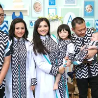 Pasangan Anang Hermansyah dan Ashanty menggelar acara akikah putra kedua mereka bernama Arsya Akbar Pemuda Hermansyah. Acara yang seharusnya dilakukan satu bulan pasca lahir ini terpaksa ditunda. (Galih W.Satria/Bintang.com)