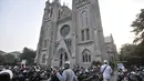 Umat muslim yang akan menunaikan salat Idul Adha di Masjid Istiqlal memarkirkan kendaraan mereka di halaman Gereja Katedral, Jakarta, Minggu (11/8/2019). Untuk membantu jemaah melaksanakan ibadah, Katedral menyediakan lahan parkirnya dan mengundurkan waktu ibadah Misa. (merdeka.com/Iqbal S Nugroho)