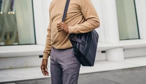 Ilustrasi pria menggunakan tas kerja. (Cr: Ono Kosuki/Pexels