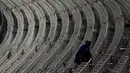 Seorang petugas memeriksa tribun Stadion Monumental, Buenos Aires, Argentina, ditengah hujan deras sebelum laga Kualifikasi Piala Dunia 2018 antara Argentina melawan Brasil. Jumat (13/11/2015) WIB. (Reuters/Marcos Brindicci)