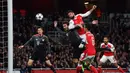 Striker Arsenal, Olivier Giroud, menyundul bola ke gawang Bayern Munchen pada leg kedua babak 16 besar Liga Champions di Stadion Emirates, London, (7/3/2017). Bayern Munchen menang agregat 10-2 atas Arsenal. (AFP/Ben Stansall)