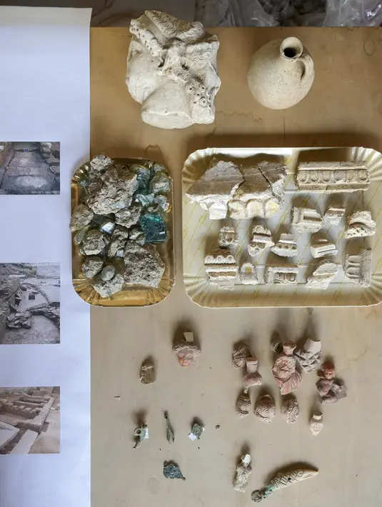 Selain itu, para arkeolog menemukan tiang-tiang marmer dan plester berhiaskan daun emas, yang membuat mereka menyimpulkan bahwa Teater Nero yang dirujuk dalam teks-teks karya Pliny the Elder, seorang penulis dan filsuf Romawi kuno, memang benar-benar ada di sana, terletak di lokasi yang tak jauh dari Sungai Tiber. (AP Photo/Andrew Medichini)