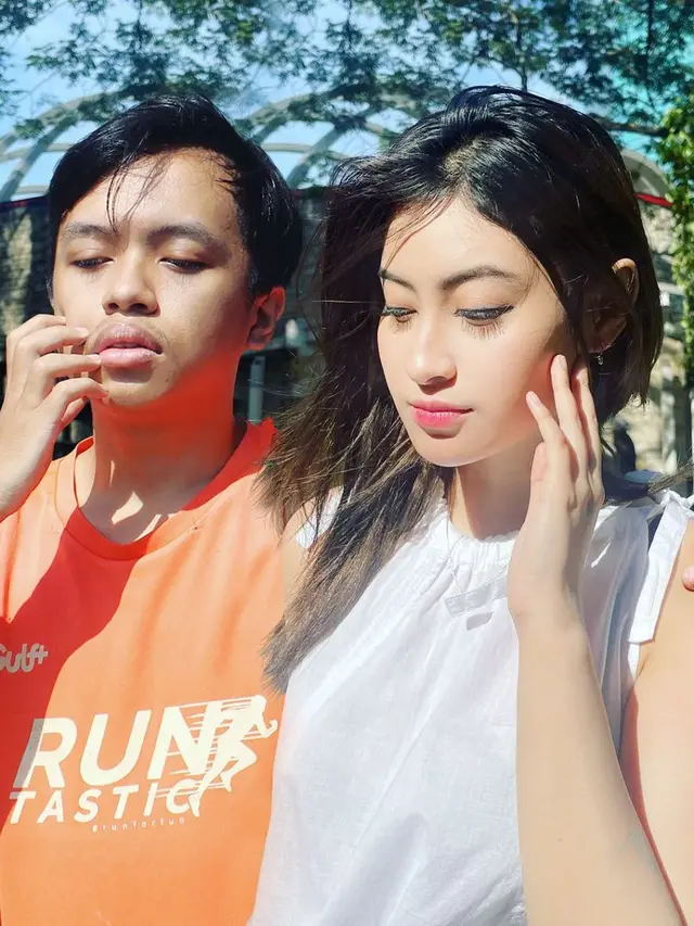 6 Editan Foto Pria Bareng Brand Ambassador E-Sport Ini Halu, Kocak