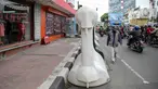 Warga berjalan kaki di samping barrier atau penghalang di kawasan Harmoni, Jakarta, Kamis (27/10/2022). Barrier yang biasa digunakan ketika terjadi demonstrasi Itu menyulitkan pejalan kaki saat melintas di trotoar. (Liputan6.com/Faizal Fanani)