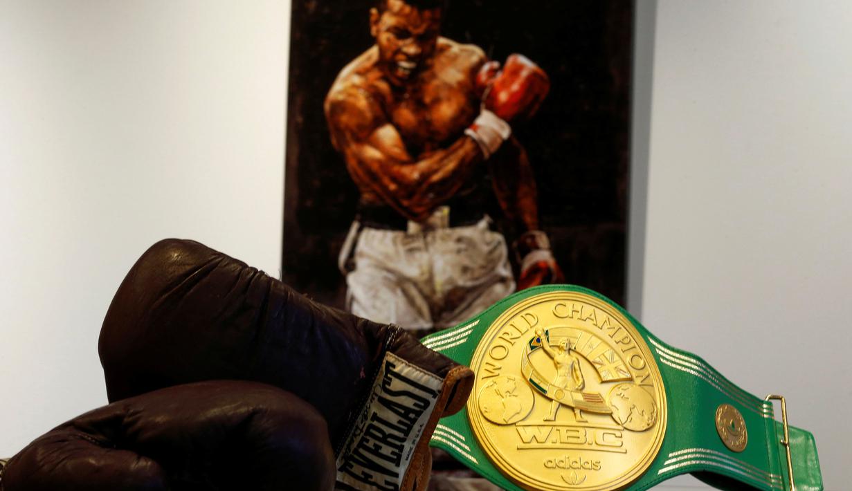 Sarung tinju dan sabuk juara WBC Muhammad Ali yang akan dilelang di Heritage Auctions, Manhattan, New York, AS, (19/8). Sabuk juara WBC direbut Muhammad Ali dari George Foreman di laga bertajuk "Rumble in The Jungle", pada 1974. (REUTERS/Eduardo Munoz)