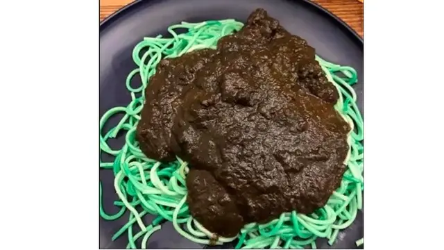 6 Potret Makanan Ini Disajikan Mirip Kotoran, Bikin Enggak Selera Makan