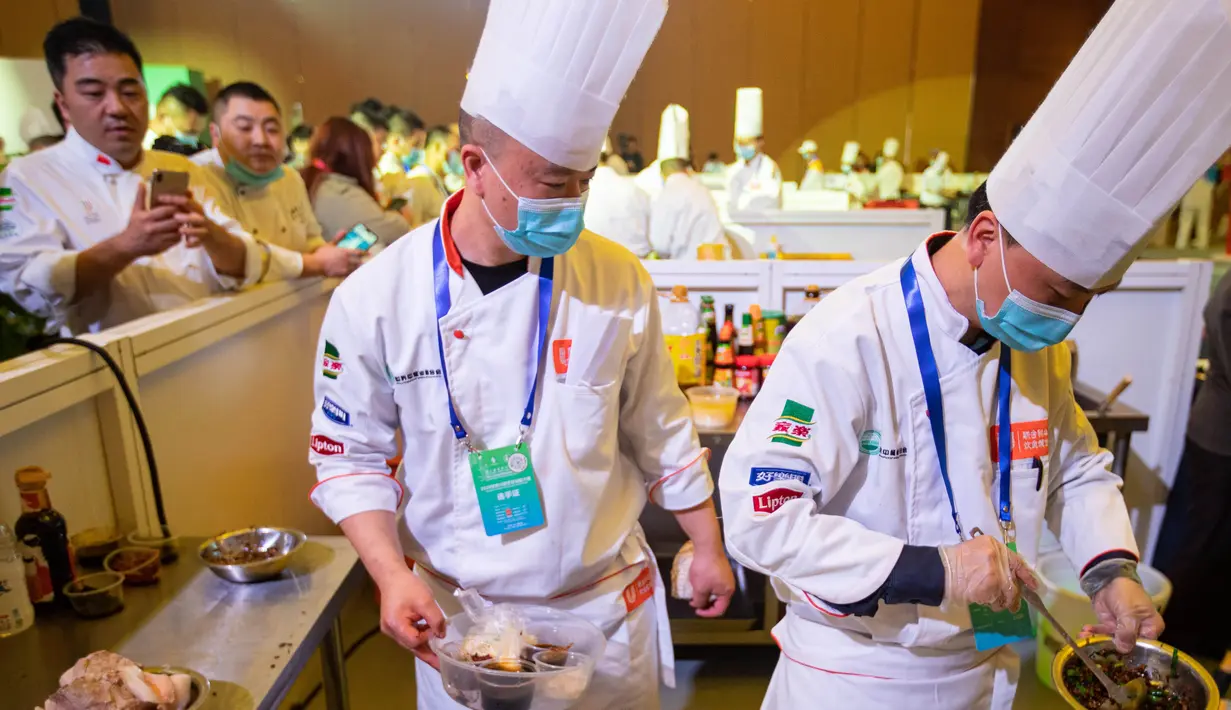 Sejumlah kontestan memasak dalam kompetisi keterampilan kuliner Sichuan yang diselenggarakan oleh Federasi Industri Katering China Sedunia di Meishan, Provinsi Sichuan, China barat daya (16/11/2020). (Xinhua/Jiang Hongjing)