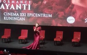 Krisdayanti menghadirkan lagu berjudul “Aku Bangkit”, yang merupakan original soundtrack film “Suamiku Lukaku". (Liputan6.com/M. Altav Jauhar)