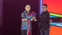 Komisaris Utama Telkomsel Wishnutama Kusubandio (kanan) memberikan penghargaan kepada CEO RRQ Andrian Pauline sebagai Top Lifetime Achievement pada ajang Dunia Games Awards 2022. (Dok. Telkomsel)
