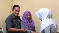 Kepala sekolah, guru, dan siswi korban cubitan guru (Liputan6.com / Fauzan)