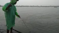 Hujan Lebat, Warga Makassar Mendadak Panen Ikan Mujair