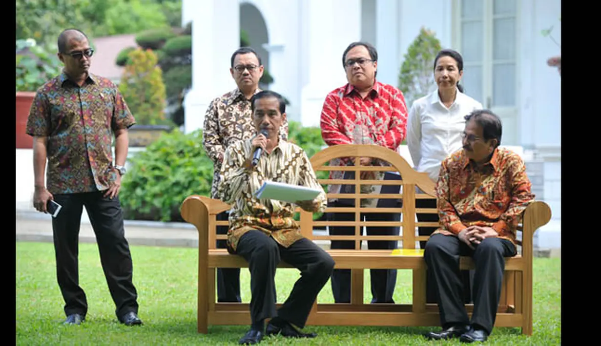 Presiden Jokowi (ketiga kiri) memberikan keterangan pers terkait penurunan harga BBM bersubsidi di kompleks Istana Kepresidenan, Jakarta, Jumat (16/1). (ANTARA FOTO/Andika Wahyu)