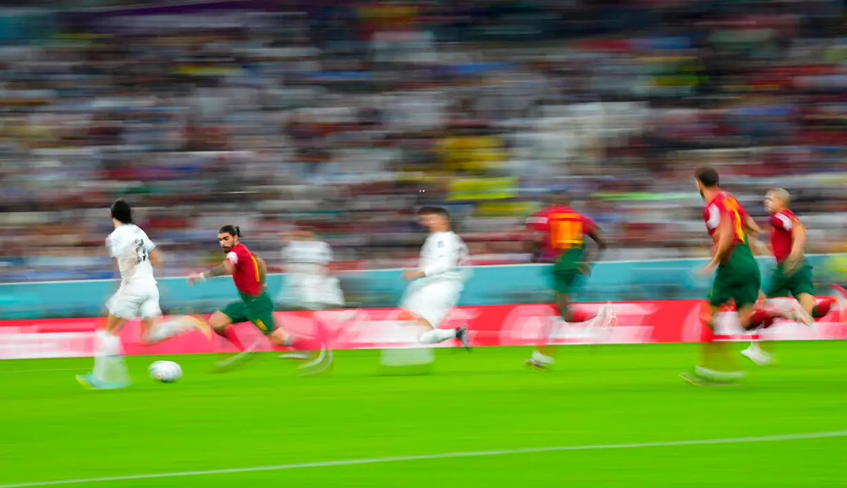 Pemain Portugal Ruben Neves (kedua kiri) berebut bola dengan pemain Uruguay Edinson Cavani (kiri) pada pertandingan sepak bola Grup H Piala Dunia 2022 di Stadion Lusail, Lusail, Qatar, 28 November 2022. Portugal mengalahkan Uruguay dengan skor 2-0. (AP Photo/Petr David Josek)