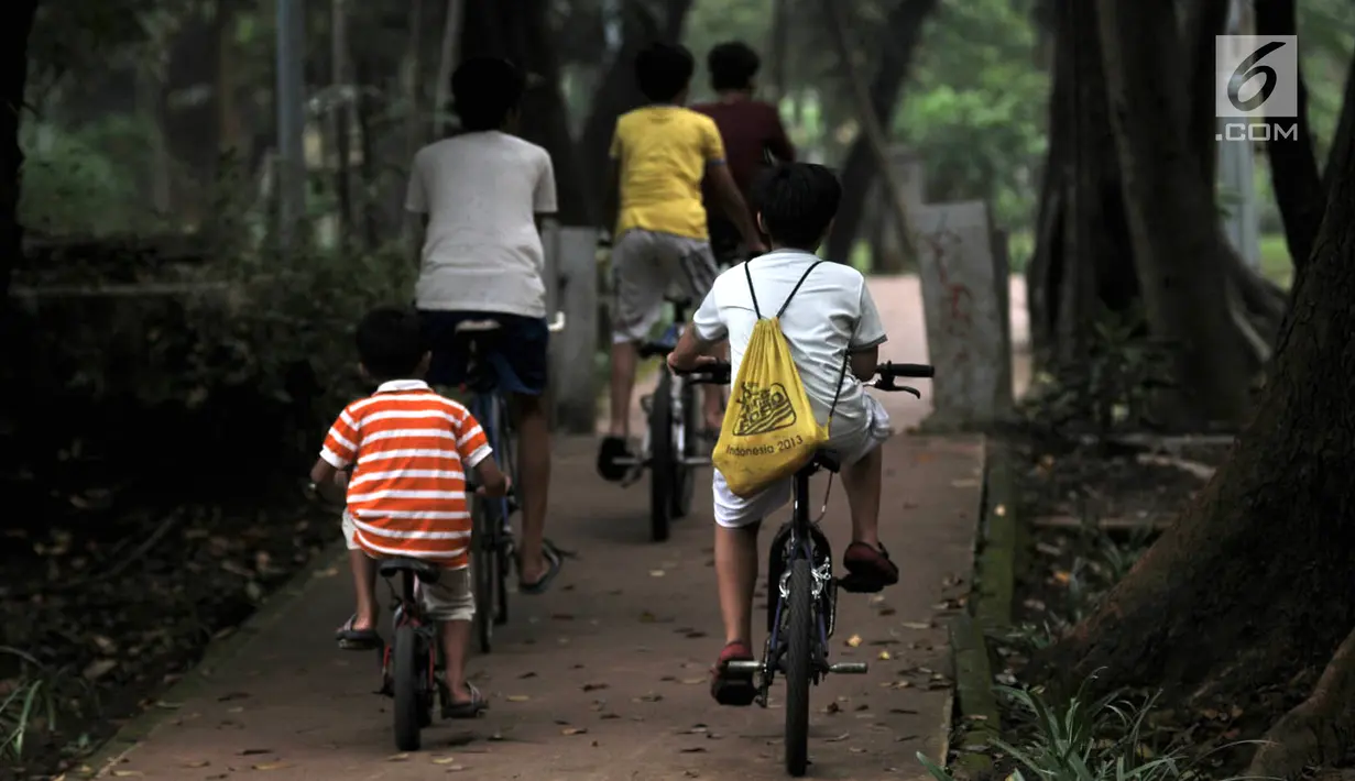 Anak-anak bermain sepeda di Taman Hutan Kota Tebet, Jakarta, Kamis (19/4). Pemprov DKI Jakarta mengalokasikan anggaran sebesar Rp 27 miliar untuk penataan hutan kota. (Merdeka.com/Iqbal Nugroho)