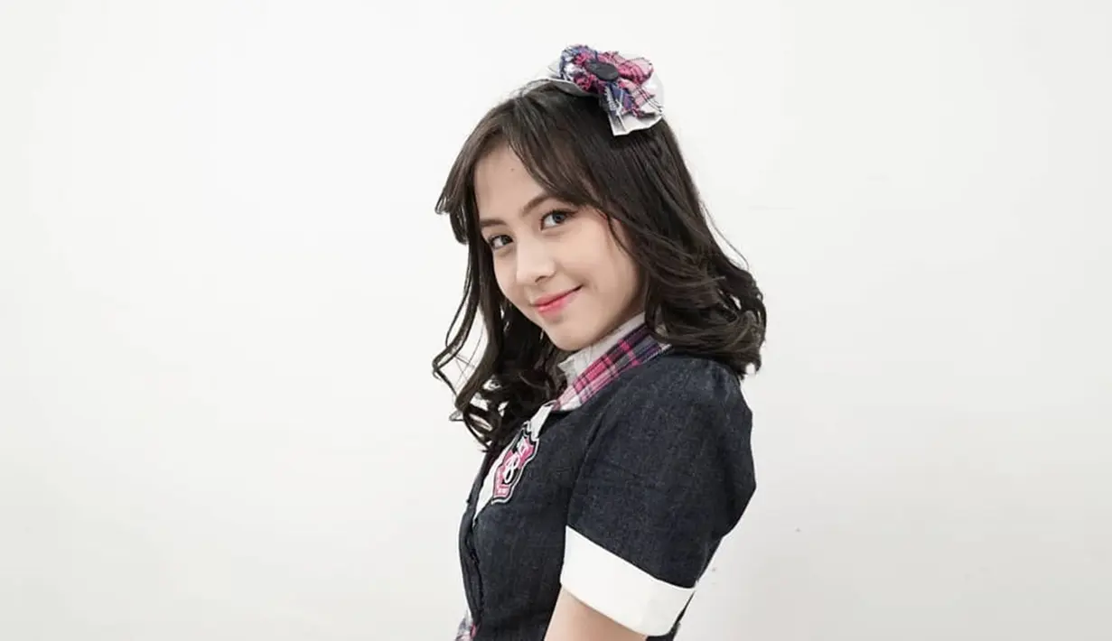 Banyak yang belum tahu, gadis berparas manis ini ialah cucu dari personel grup musik legendaris Bimbo, Acil. Zara mempunyai seorang kakak bernama Kayla yang juga anggota JKT 48. (Liputan6.com/IG/jkt48.zara)