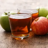 Ilustrasi wedang kulit apel. (Copyright Freepik/Racool_studio)