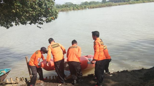 Operasi pencarian bayi yang hilang tenggelam setelah ibunya bunuh diri terjun dari jembatan Sungai Serayu, Maos-Kesugihan, Cilacap. (Foto: Liputan6.com/Basarnas/Muhamad Ridlo)