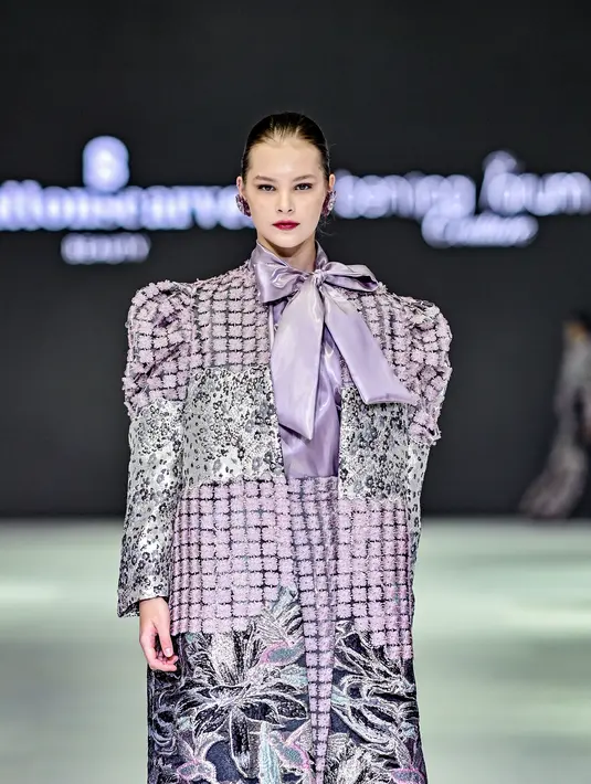 Koleksi Benang Jarum Couture menghadirkan harmoni klasik dan mewah. Palet warnanya klasik dan timeless bernuansa putih. Sentuhan romantis dihadirkan lewat aksen puff sleeves dengan bordir floral, bahan lace, jaquard, dan mix fabric. [Foto: Document/JFW]