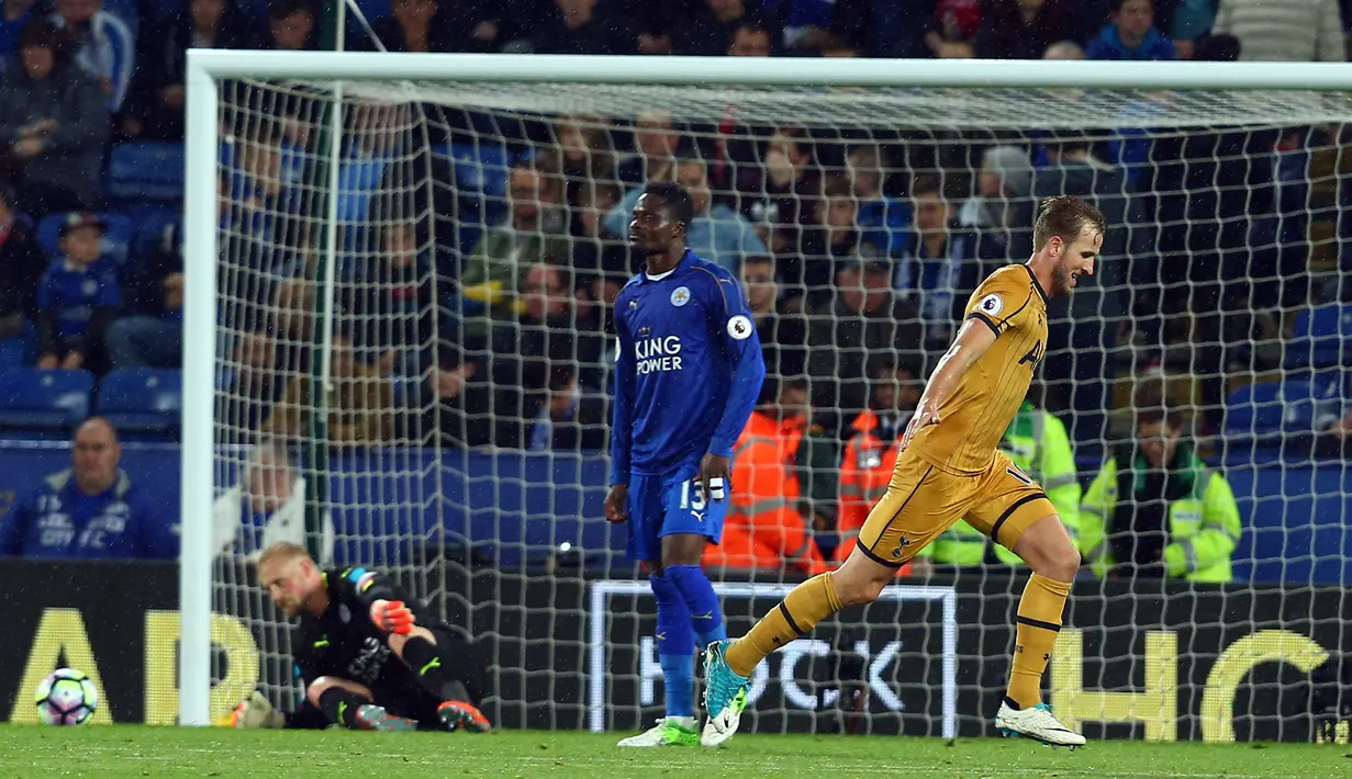 Striker Tottenham Hotspur, Harry Kane, melakukan selebrasi usai mencetak gol ke gawang Leicester City di Stadion King Power, Kamis, (18/05/2017). Harry Kane menjadi top skorer Premier League setelah mencetak 29 gol. (EPA/ Tim Keeton)