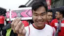Suporter Timnas Indonesia menunjukan tiket saat berada di Stadion Nasional, Singapura, Jumat (9/11). Indonesia akan melawan Singapura pada laga Piala AFF 2018. (Bola.com/M. Iqbal Ichsan)