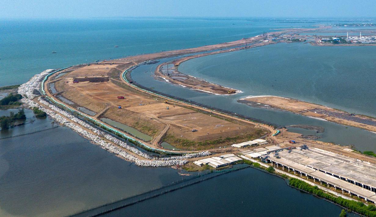 Proyek ini memiliki fungsi ganda, pertama sebagai jalan tol untuk mengurangi kemacetan dan kedua, menjadi tanggul laut untuk menanggulangi banjir rob serta penurunan muka tanah. Tampak dalam foto udara menunjukkan pembangunan Jalan Tol Laut Semarang-Demak, sebuah mega-proyek nasional yang dirancang untuk mengatasi banjir pasang surut air laut yang sering terjadi di sepanjang pantai utara, di Semarang, Jawa Tengah, pada Minggu 19 April 2026. (DEVI RAHMAN/AFP)
