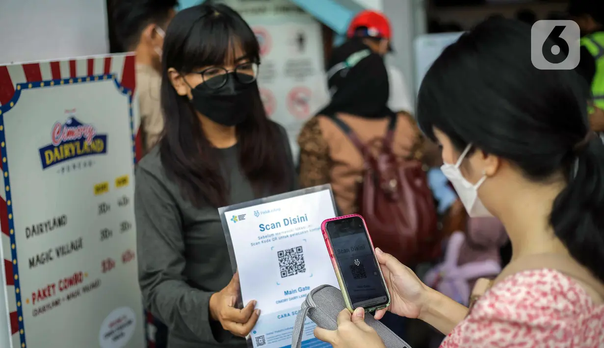 Wisatawan melakukan scan saat memasuki Cimory Dairyland di Puncak, Bogor, Jawa Barat, Minggu (31/10/2021). Pelonggaran PPKM dimanfaatkan masyarakat untuk berlibur ke tempat wisata dengan tetap memberlakuan protokol kesehatan COVID-19. (Liputan6.com/Faizal Fanani)