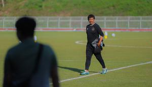 Sesi latihan Timnas Indonesia U-22 di Rajamangala University of Technology Lanna Stadium, Doi Saket, Chiang Mai, Minggu (7/12/2025) dipimpin langsung oleh Indra Sjafri. (Bola.com/Bagaskara Lazuardi)