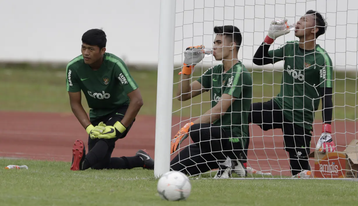 Para kiper Timnas Indonesia U-22 melepas dahaga saat latihan di Stadion Madya, Jakarta, Jumat (18/1). Latihan ini merupakan persiapan jelang Piala AFF U-22. (Bola.com/Yoppy Renato)