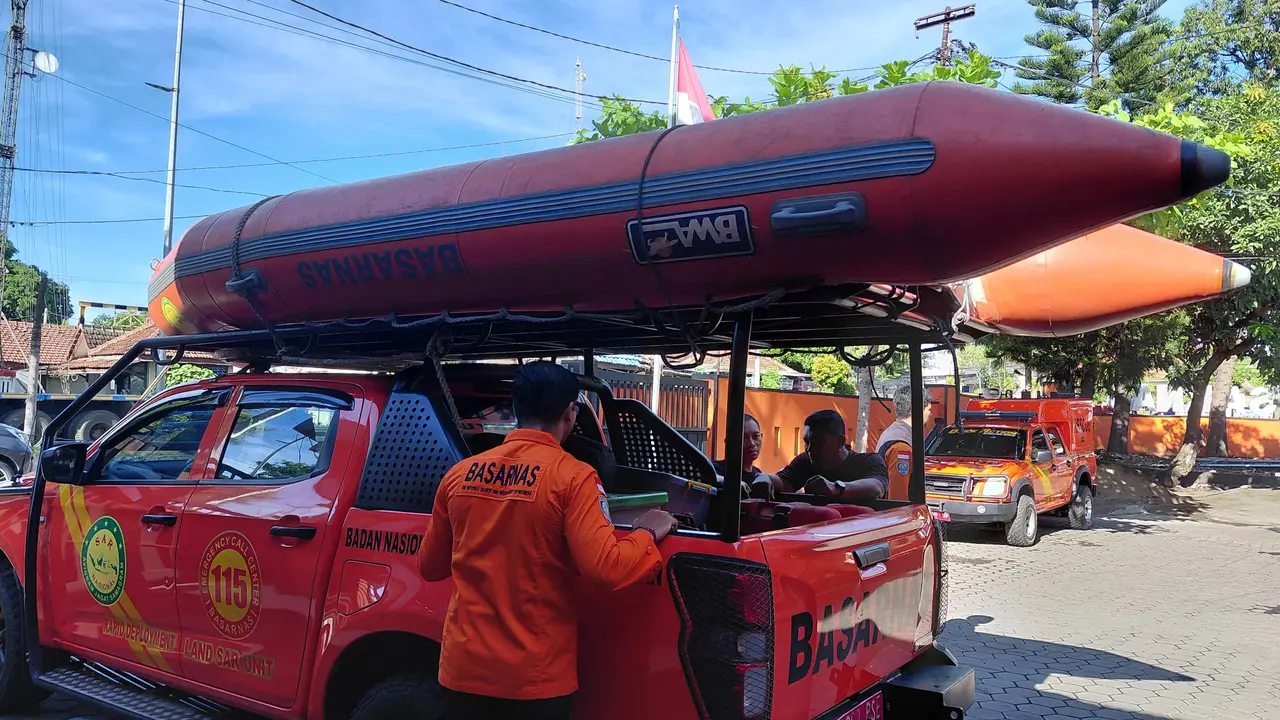 Tim SAR Lakukan operasi pencarian  pemancing hilang di Jember.