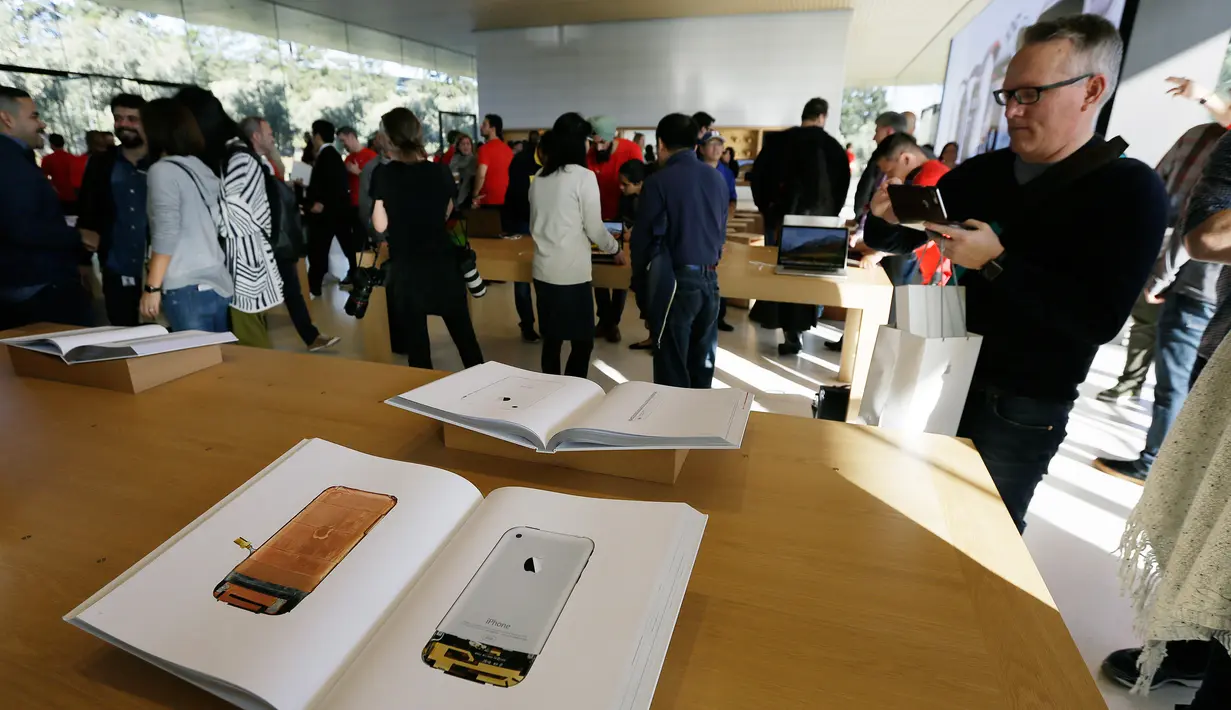 Pengunjung menghadiri pembukaan Visitor Center di kawasan Apple Park di Cupertino, California, Jumat (17/11). Di dalamnya terdapat area untuk penjualan produk-produk, seperti iPhone, iPad, Apple Watch, MacBook dan merchandise bermerek. (AP/Eric Risberg)