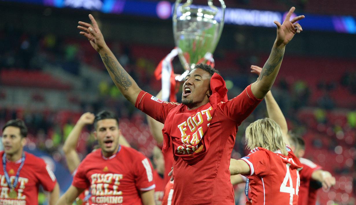 Jerome Boateng mengalami rentetan kesialan di Liga Inggris bersama Man City. Mulai dari manajemen tak ideal, cedera usai tabrakan dengan troli minuman di pesawat, hingga dipaksa bermain di posisi fullback. Ia akhirnya hengkang ke Bayern Munchen dan meraih gelar Liga Champions. (AFP/Patrik Stollarz)