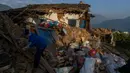 Pejabat daerah mengatakan kualitas konstruksi yang buruk dan gempa yang terjadi ketika orang-orang masih tertidur menjadi alasan banyaknya korban jiwa. (AP Photo/Niranjan Shrestha)