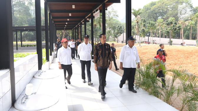 Presiden Joko Widodo (Jokowi) didampingi Mensesneg Pratikno, Menteri Sosial Agus Gumiwang dan Menteri PUPR Basuki Hadimuljono meninjau fasilitas umum untuk masyarakat berkebutuhan khusus di Kompleks GBK Senayan, Selasa (16/10). (Liputan6.com/Angga Yuniar)