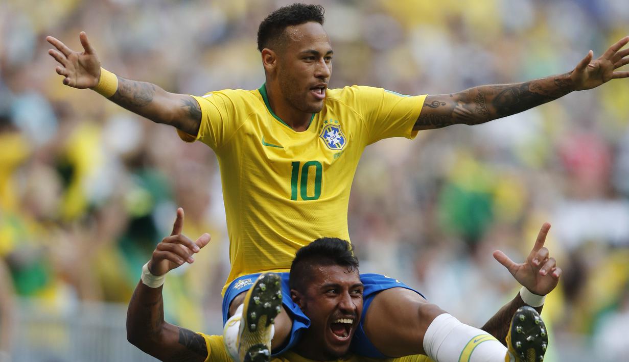 Striker Brasil, Neymar, digendong rekannya Paulinho merayakan gol ke gawang Meksiko pada babak 16 besar Piala Dunia di Samara Arena, Samara, Senin (2/6/2018). Brasil menang 2-0 atas Meksiko. (AP/Frank Augstein)