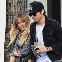 Hillary Duff seringkali hadir dengan berita yang menggemparkan. Sempat sebelumnya soal kostum Halloween, kini Duff dikabarkan berciuman dengan seorang pria yang diduga kekasih barunya, Matthew Koma. (doc.dailymail.com)
