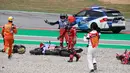 Ekspresi kekecewaan sejumlah pembalap setelah mengalami kecelakaan setelah melibas Tikungan 1 di  Sirkuit Catalunya. (AFP/Josep Lago)
