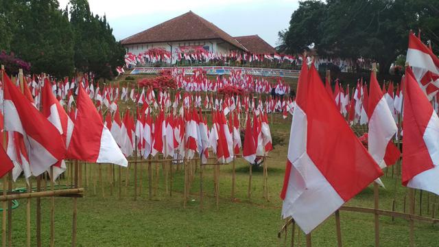 Semangat Emak-emak Pasang Ribuan Bendera di Halaman Gedung Perundingan Linggarjati