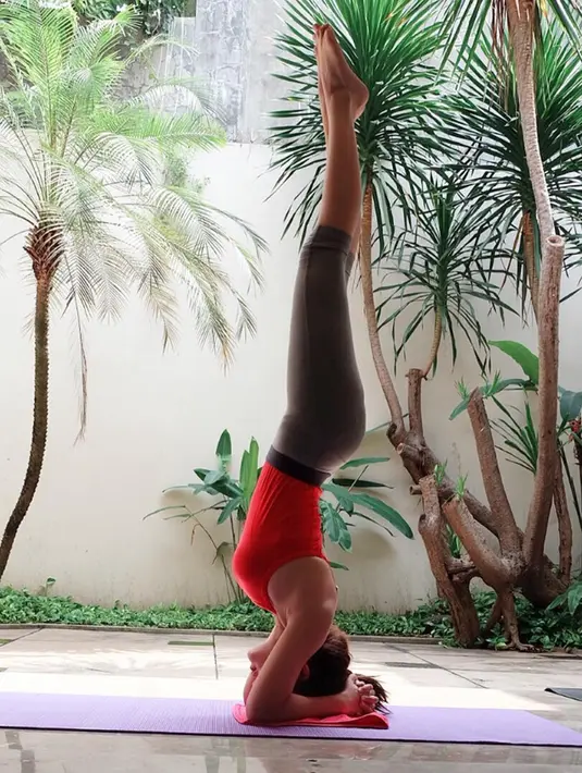 Bella Shofie menjaga keseimbangan saat melakukan Yoga. (instagram.com/bellashofie5292)