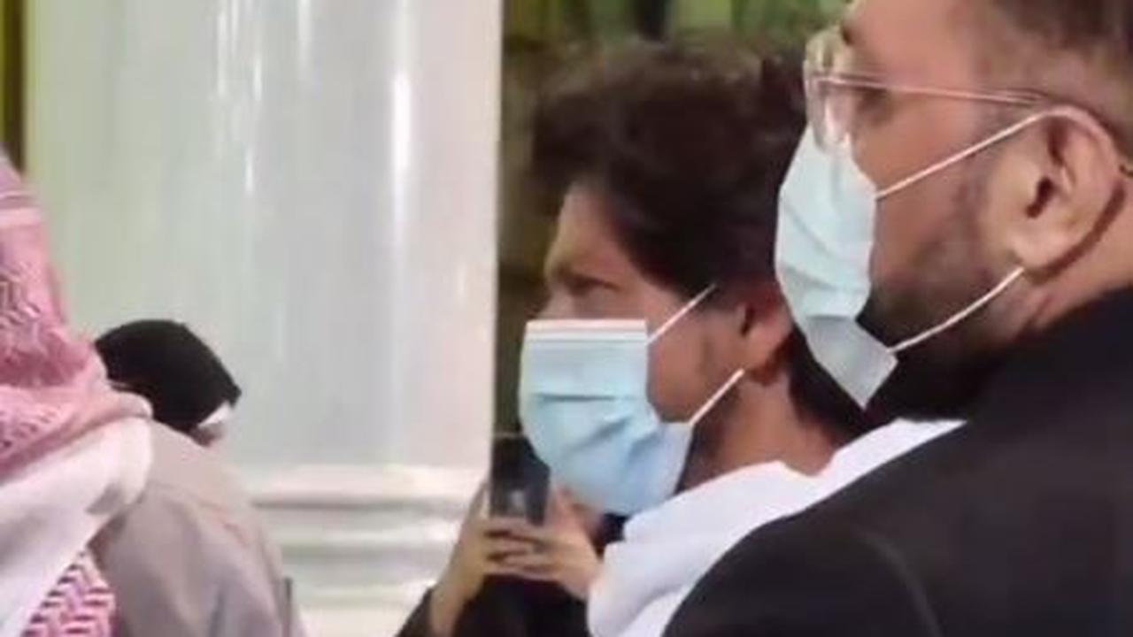 Shah Rukh Khan umrah. (Foto: Twitter @teamsrkfc)