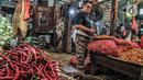 Aktivitas pedagang cabai di Pasar Induk Kramat Jati, Jakarta Timur, Kamis (6/1/2022). Sementara untuk harga cabai merah keriting saat ini dibanderol kisaran Rp40 ribu per kilogram dari sebelumnya Rp60 ribu per kilogram. (merdeka.com/Iqbal S. Nugroho)