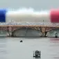 Pertunjukan kembang api berwarna bendera nasional Prancis di atas Pont d'Austerlitz saat upacara pembukaan Olimpiade Paris 2024, Prancis, 26 Juli 2024. (AFP/Damien Meyer)