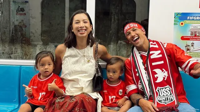 Jennifer Menyaksikan Pertandingan Sepak Bola Timnas Indonesia Melawan Australia di GBK. [@jenniferbachdim]