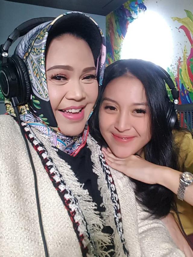 Jarang Tersorot, Ini 6 Potret Kompak Hetty Koes Endang dan Putrinya