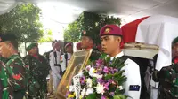 Upacara militer mengiringi kepergian AM Fatwa ke TMP Kalibata. (Liputan6.com/Anendya Niervana)